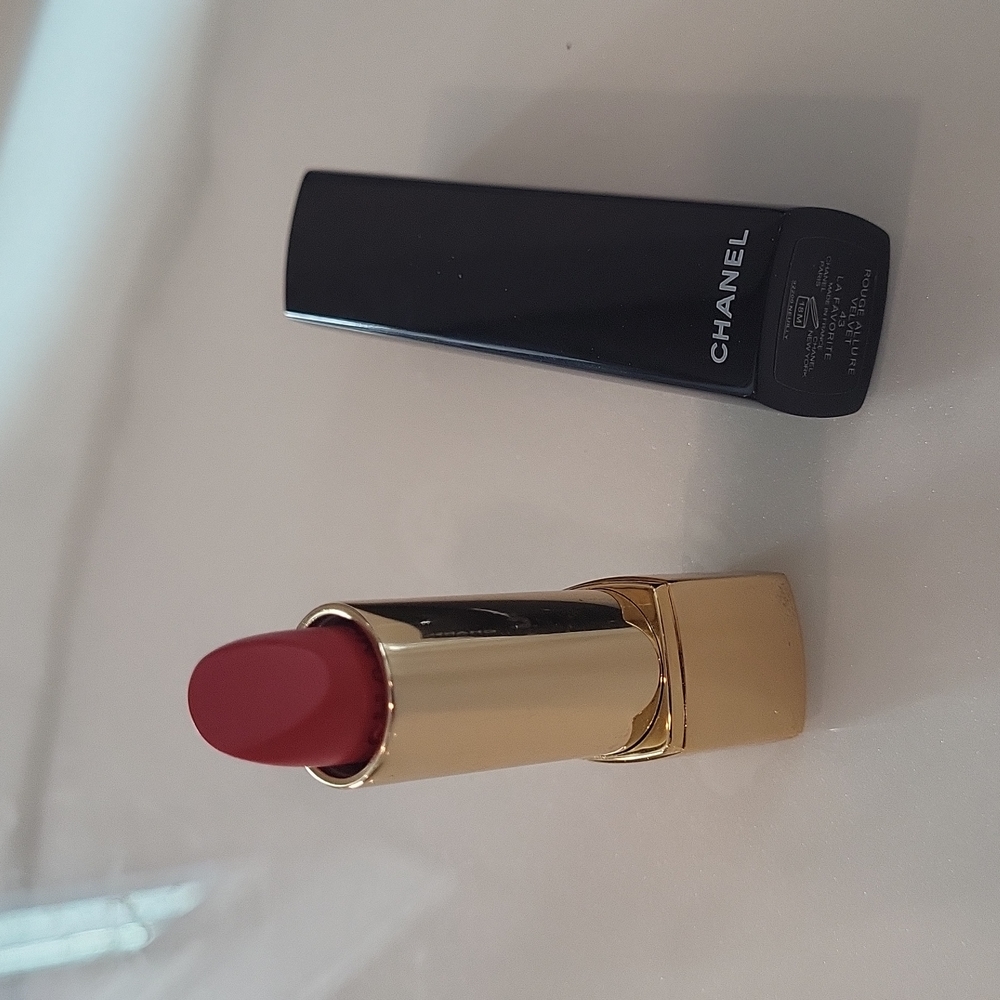Chanel lipstick #43 La Favorite